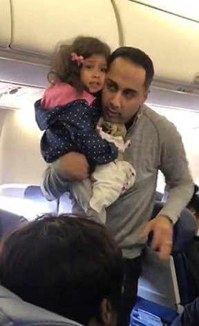 بالفيديو.. أب يطُرد من الطائرة مع طفلته لهذا السبب الغريب!