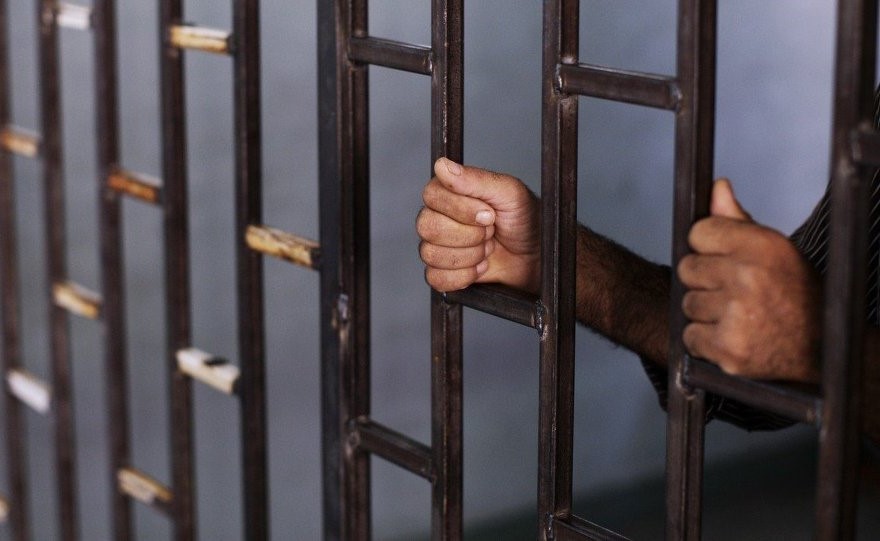 بالفيديو... مجرم يهرب من السجن ويترك توأمه مكانه