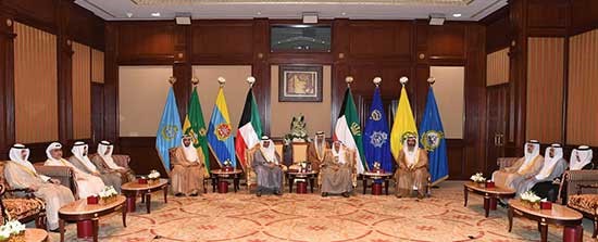 الأمير يستقبل الغانم وأعضاء الوفد الذي زار اليابان