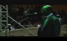 فيديو طريف.. مطرب سوداني يتوقف عن الغناء وينفعل على جمهوره :"يا تغنوا إنتوا يا أغني أنا" !