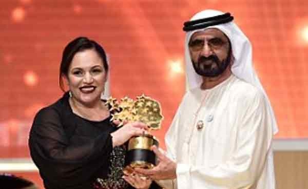 بالفيديو.. معلمة فنون بريطانية تفوز بجائزة أفضل معلمة بالعالم في دبي
