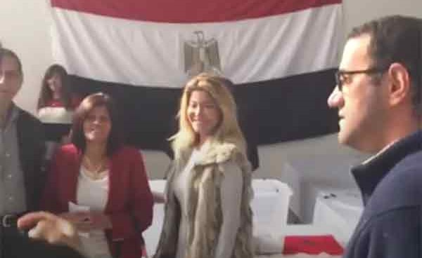 بالصور.. بعد غياب طويل... علا غانم تغيّر إطلالتها وهذا ما فعلته مع ابنتيها