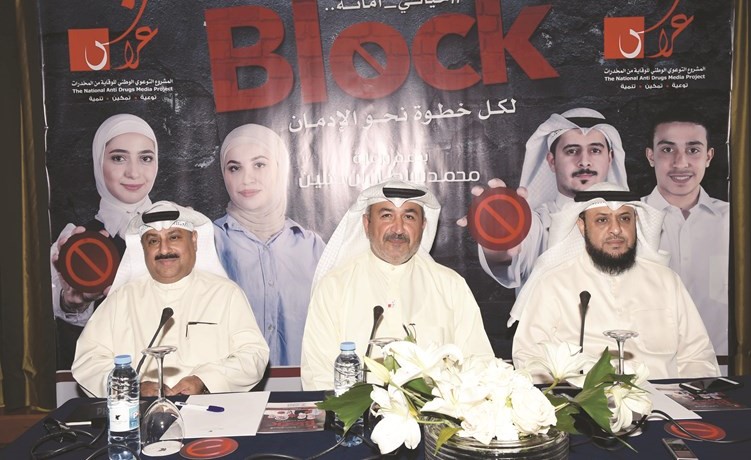 د.أحمد الشطي والعميد بدر الغضوري وفيصل الأستاذ خلال تدشين حملة حياتي أمانة				 (متين غوزال)﻿