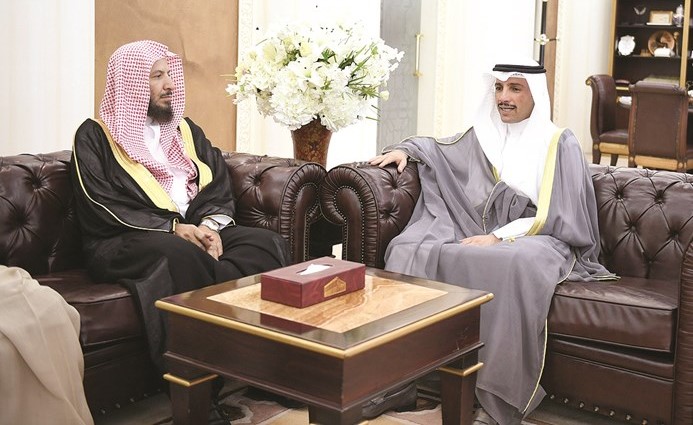 الرئيس الغانم خلال استقباله د. سعد بن ناصر الشثري﻿