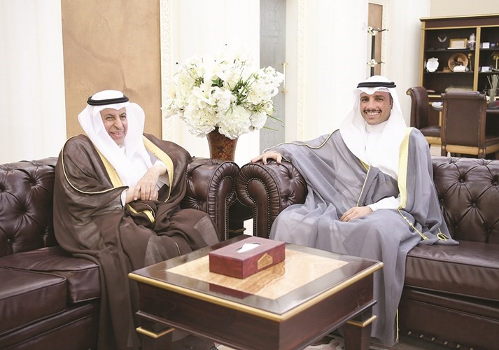 الرئيس مرزوق الغانم اثناء استقباله السفير د. عبدالعزيز الفايز﻿