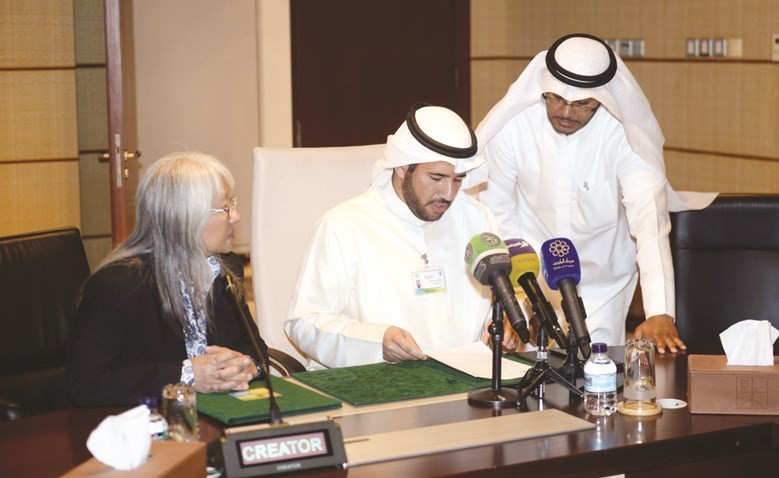 الشيخ عبدالله الاحمد خلال توقيع الاتفاقية مع د. لينا جان﻿