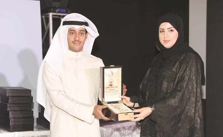  ﻿طلال جاسم الخرافي مكرما بدور المطيري﻿