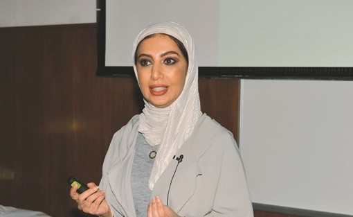 د.ابتسام البغلي متحدثة خلال الورشة﻿