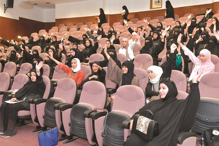 مشاركة وتفاعل من الحاضرات ﻿