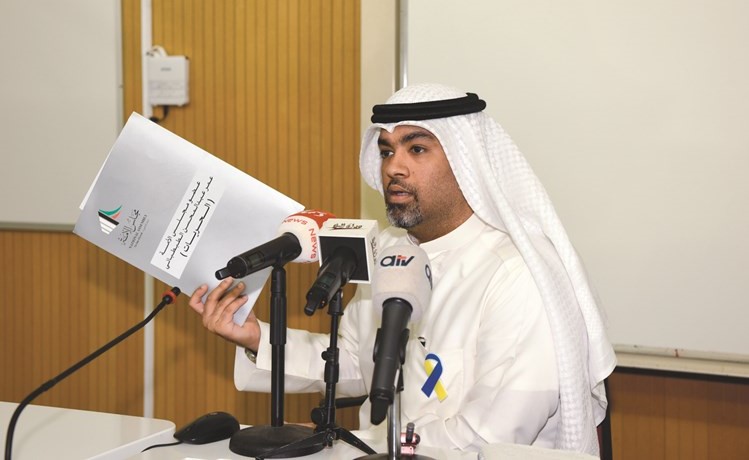 النائب عمر الطبطبائي متحدثا خلال الندوة	(محمد هنداوي)﻿