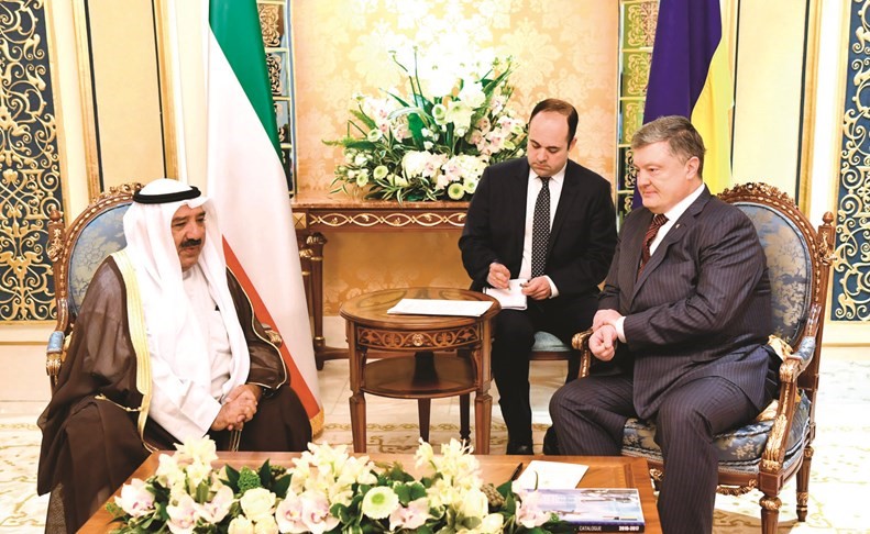 الرئيس بيترو بوروشينكو مستقبلا الشيخ ناصر صباح الأحمد﻿