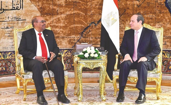 الرئيس عبد الفتاح السيسي مستقبلا الرئيس السوداني عمر البشير امس	(ا.ف.پ)﻿