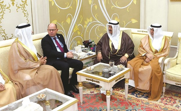سمو الشيخ ناصر المحمد مستقبلا رئيس البرلمان السويدي اوربان آلين بحضور د. اسماعيل الشطي﻿