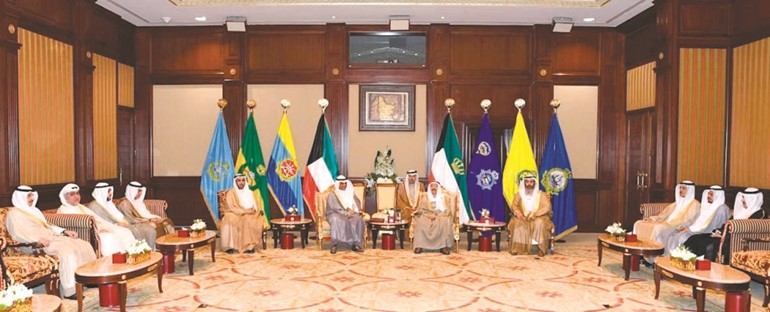 صاحب السمو الأمير الشيخ صباح الأحمد مستقبلا مرزوق الغانم واعضاء الوفد البرلماني﻿