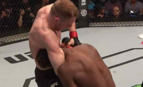 بالفيديو.. مقاتل كندي يخنق خصمه في 39 ثانية مثيرة وصادمة!