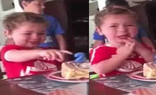 فيديو طريف لطفل صغير يبكي في عيد ميلاده بسبب عمره