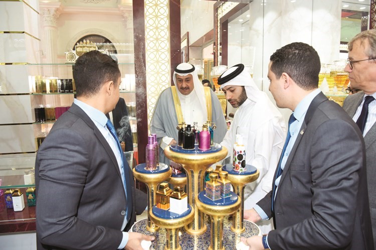 الحمود متفقدا معرض العطور﻿