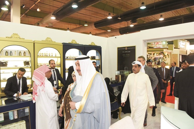الشيخ فيصل الحمود يطلع على منتجات الشركات المشاركة في المعرض ويبدو ضاري العيبان- (محمد هنداوي)﻿