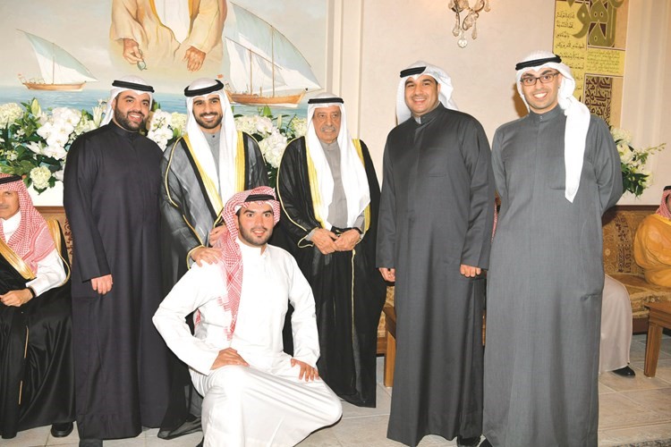 المعرس مع والده وشقيقه مبارك الروضان وثنيان القصار وعبدالله الكندري ومزيد المسعود﻿