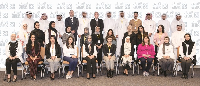 خريجو الدفعة الرابعة والعشرين من أكاديمية الأهلي مع إدارة البنك الأهلي الكويتي﻿