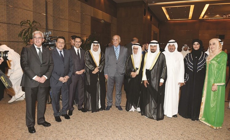 الشيخ علي الجابر وفهد المعجل ومحمد السنعوسي وعزيز الديحاني وسفراء الأردن ومصر وفلسطين وعدد من الحضور﻿