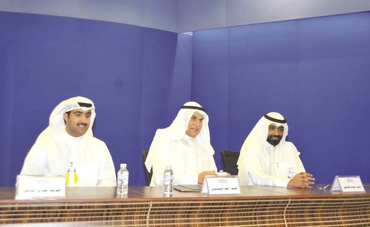 أحمد السعدون ود. عبيد الوسمي خلال ندوة جمعية المحامين	(عادل سلامة)﻿