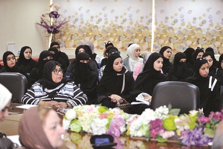 وسمية المنصور من السعودية مع حضور طلابي﻿