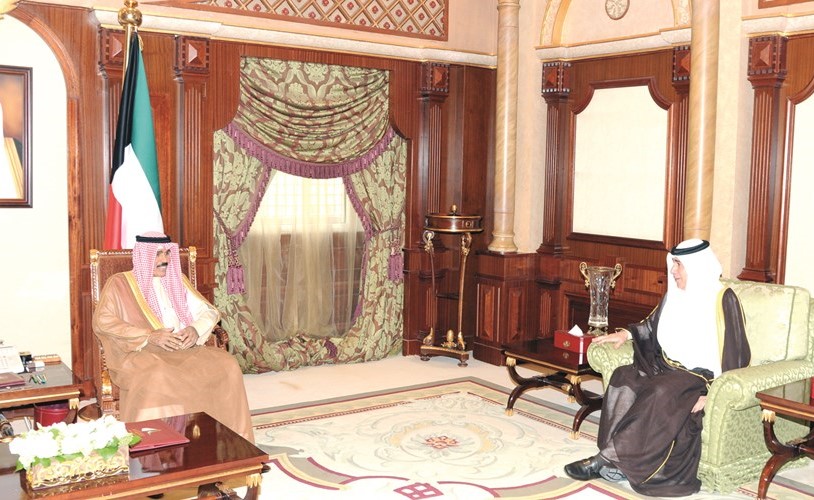 سمو ولي العهد الشيخ نواف الأحمد مستقبلا القنصل العام في إسطنبول محمد فهد المحمد﻿