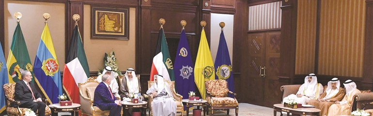  صاحب السمو الأمير الشيخ صباح الأحمد مستقبلا نائب الرئيس التنفيذي للعمليات الحكومية في شركة بوينغ تيموثي كينتغ﻿