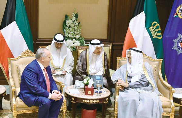 صاحب السمو الأمير الشيخ صباح الأحمد لدى استقباله نائب الرئيس التنفيذي للعمليات الحكومية في شركة «بوينغ» تيموثي كيتينغ
