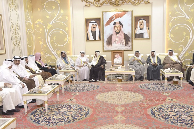 سمو الشيخ ناصر المحمد خلال اللقاء مع د. الشثري بحضور د. اسماعيل الشطي ود. عبدالله المعتوق والشيخ د. سالم الجابر والشيخ دعيج الخليفة وفيصل الدويش﻿