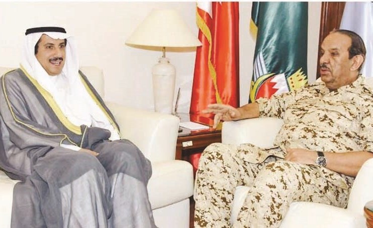 المشير الركن الشيخ خليفة بن أحمد آل خليفة مستقبلا السفير الشيخ عزام الصباح ﻿