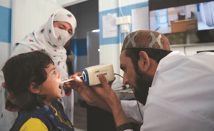 محمد فياز يساعد الطبيبة في فحص ابنه عبر الانترنت﻿