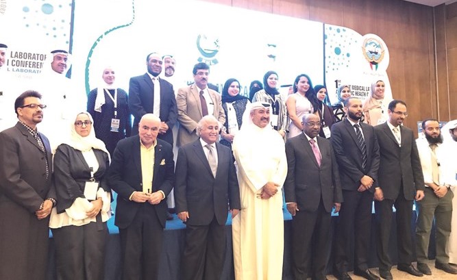  د.مصطفى رضا ود.محمد الخشتي مع عدد من المشاركين في المؤتمر﻿