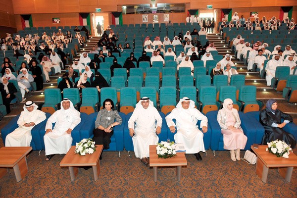 م.ناصر المهندي ود.وائل حمادة وفاطمة العازمي خلال الاحتفال
