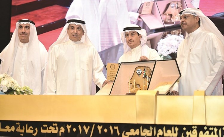درع تكريمية للوزير العازمي من عمادة شؤون الطلبة﻿