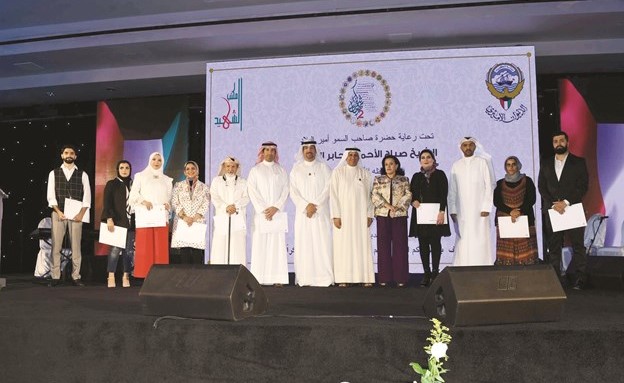 فاطمة الأمير تتوسط الفائزين بالمسابقة الثقافية﻿