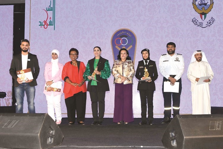 عدد من ممثلي الجهات المكرمة في لقطة جماعية﻿