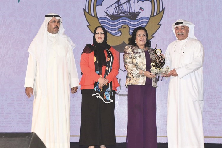 فاطمة الأمير تسلم درعا تذكارية لممثل وزير الديوان خالد بهبهاني﻿