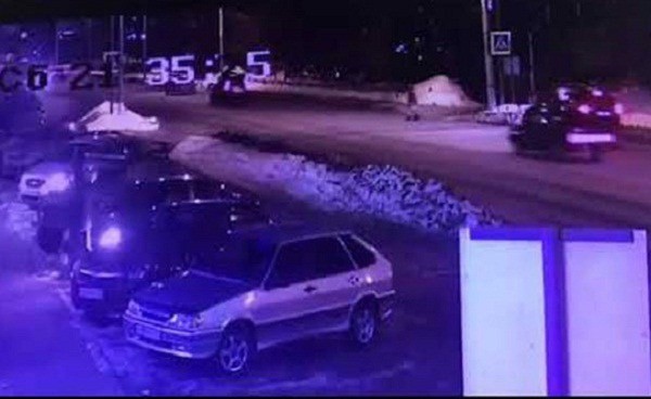 بالفيديو.. لحظات مروّعة لسيارة تطيح بفتاة في بلدة روسية