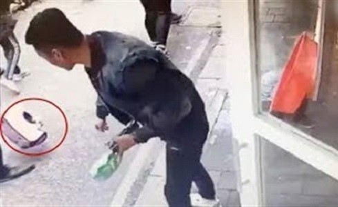فيديو صادم لرجل يعتدي على قط بوحشية ويقتله على الرصيف