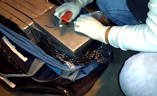 أحد رجال الشرطة لدى ضبط الكوكايين﻿