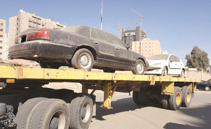إزالة احدى السيارات المهملة ﻿
