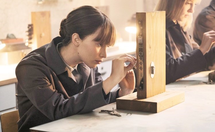 Red Sparrow تشويق  وجاسوسية