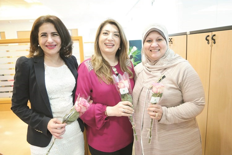 «التجاري» يحتفل بعيد الأم مع موظفاته