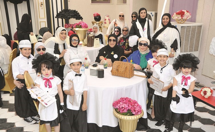 صبيحة صباح وزكية أبل ود.حنان السيف مع عدد من الأطفال والحضور	(عادل سلامة)﻿