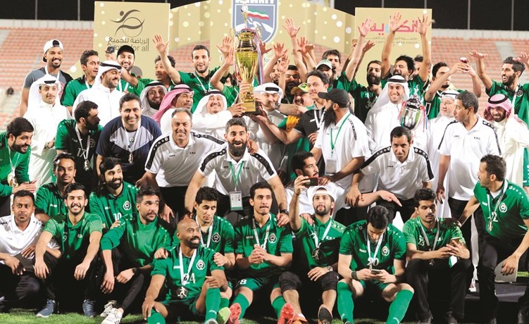 فريق الحرس الوطني يرفع كأس البطولة ﻿
