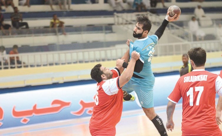 مهدي القلاف لاعب الكويت مخترقا دفاع الصليبخات ﻿