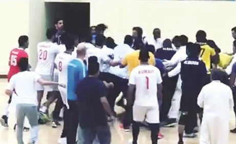 جانب من الأحداث المؤسفة التي شهدتها مباراة الكويت والقادسية ﻿