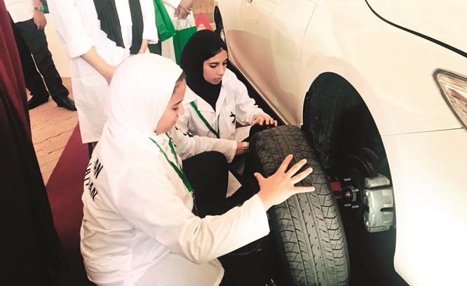 الطالبات يقمن بتبديل إطار السيارة﻿